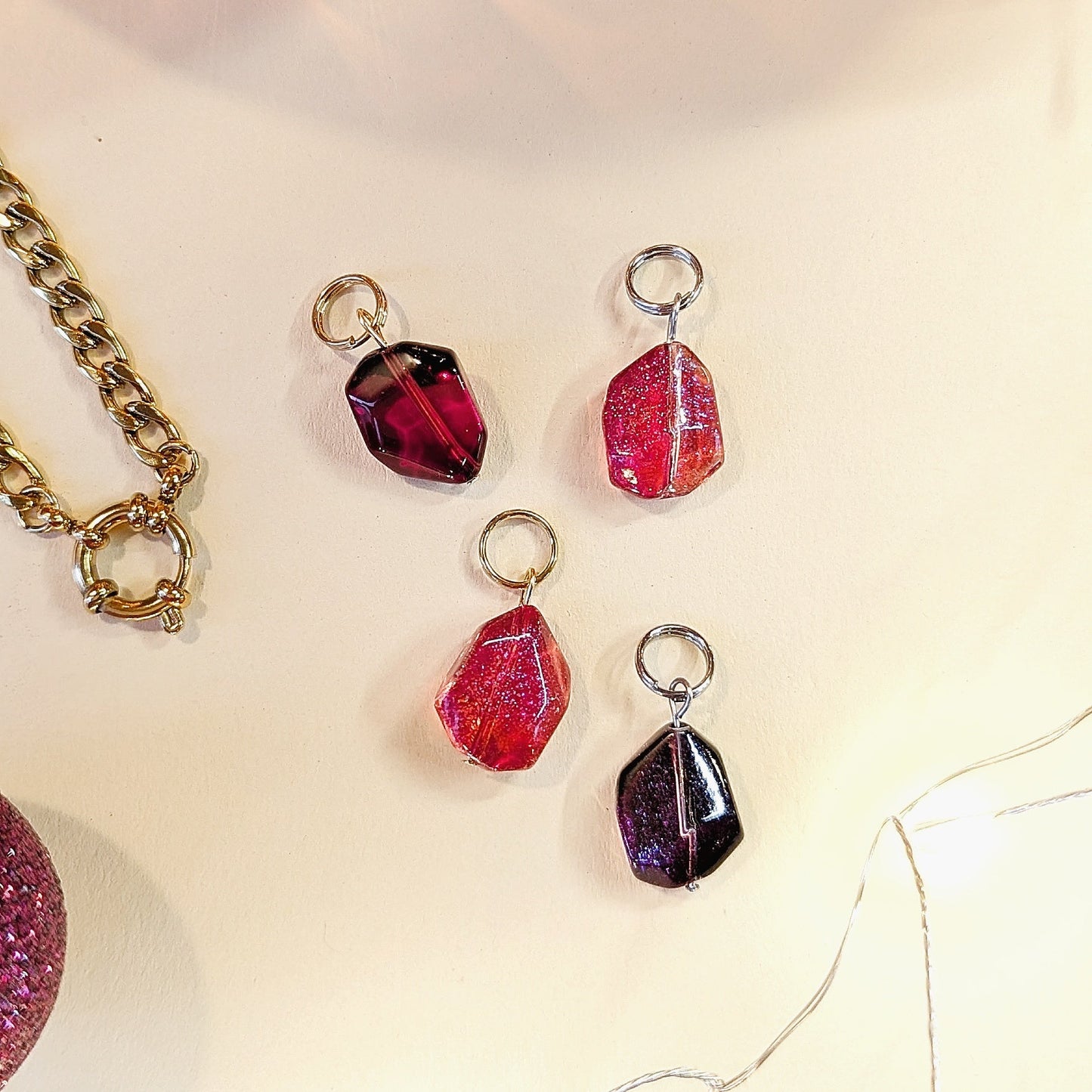 Perle de verre asymétrique rouge